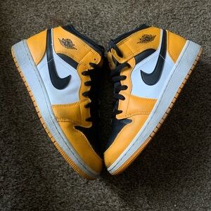 Jordan 1 Mid “Taxi” GS Size 6.5Y/ Men’s 6.5/ Women’s 8